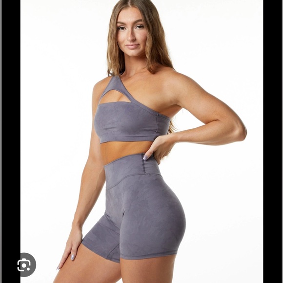 Alphalete assymetrical sports bra in blue - Picture 1 of 3